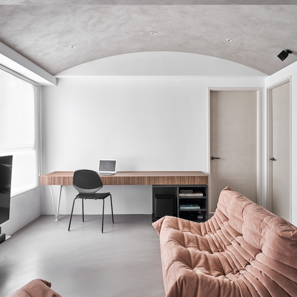 Modern workspace with a textured lime-based ceiling finish, enhancing the room’s minimalist and sophisticated ambiance.