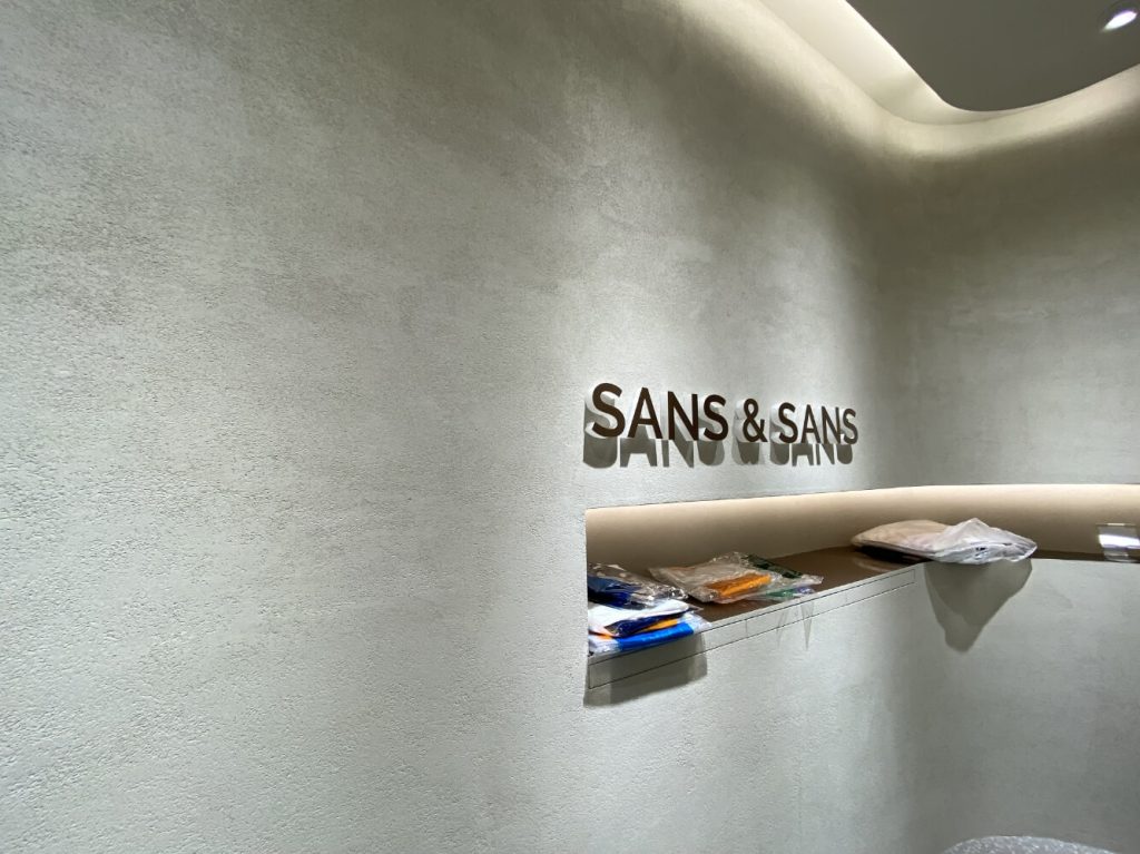 Decora A&C TESEO lime plaster applied on an interior wall, featuring an elegant travertine-inspired texture with subtle, natural tones.