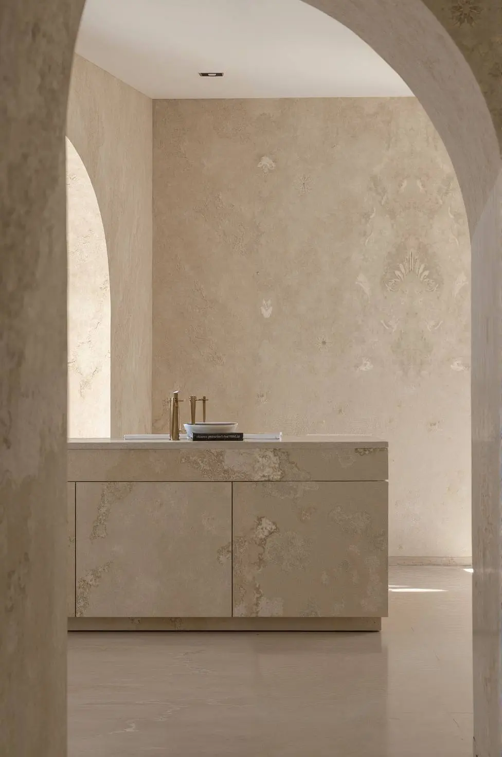teseo-travertine-satin-finish-arches-neutral-tones-decora