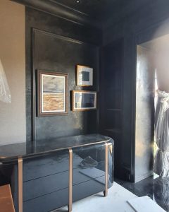 Luxury hotel walls finished with Ispegu lime plaster, featuring a marble-like texture and velvety sheen