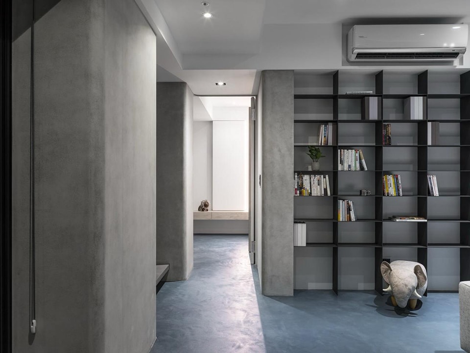 Living room featuring Decora Diamond System microcement with seamless walls and a modern blue microcement floor.