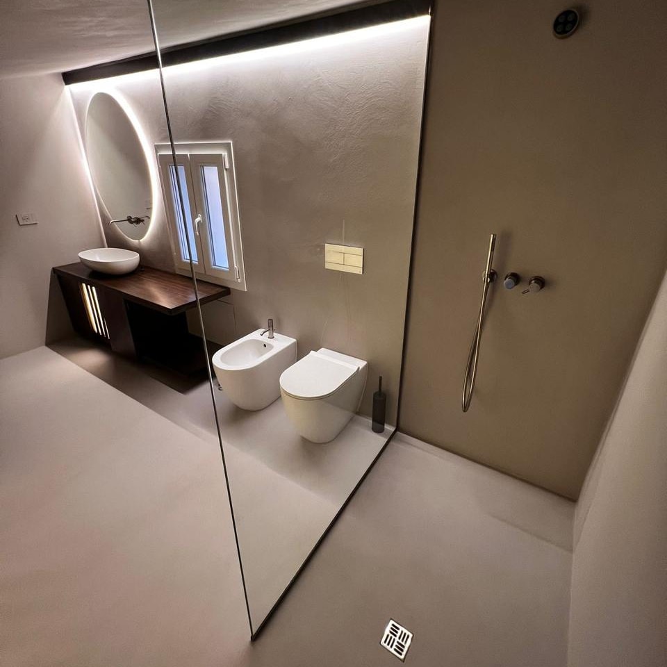 Modern seamless bathroom finished with Decora's Microcement Diamond System, featuring water-repellent walls and floors