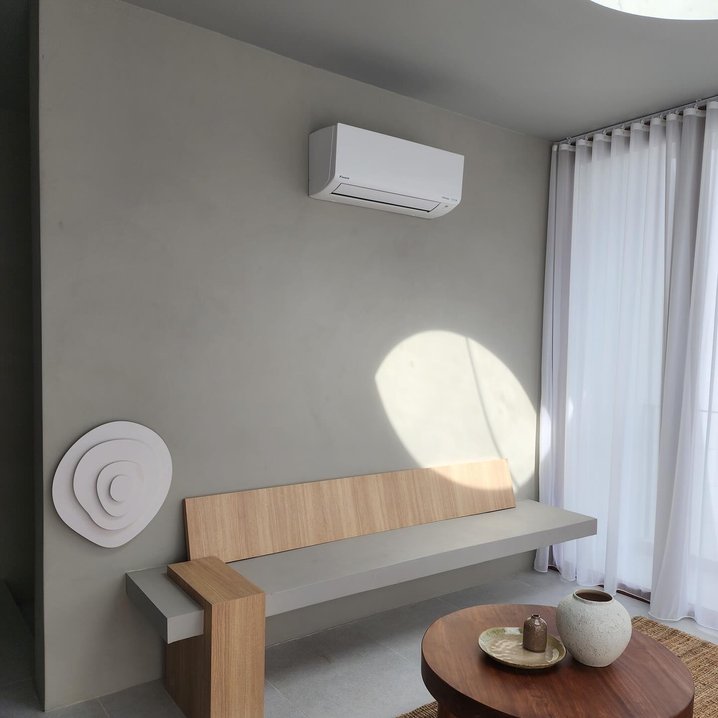 Seamless microcement wall and custom bench with minimalist design, finished with Decora Diamond System in a modern Singapore residence.