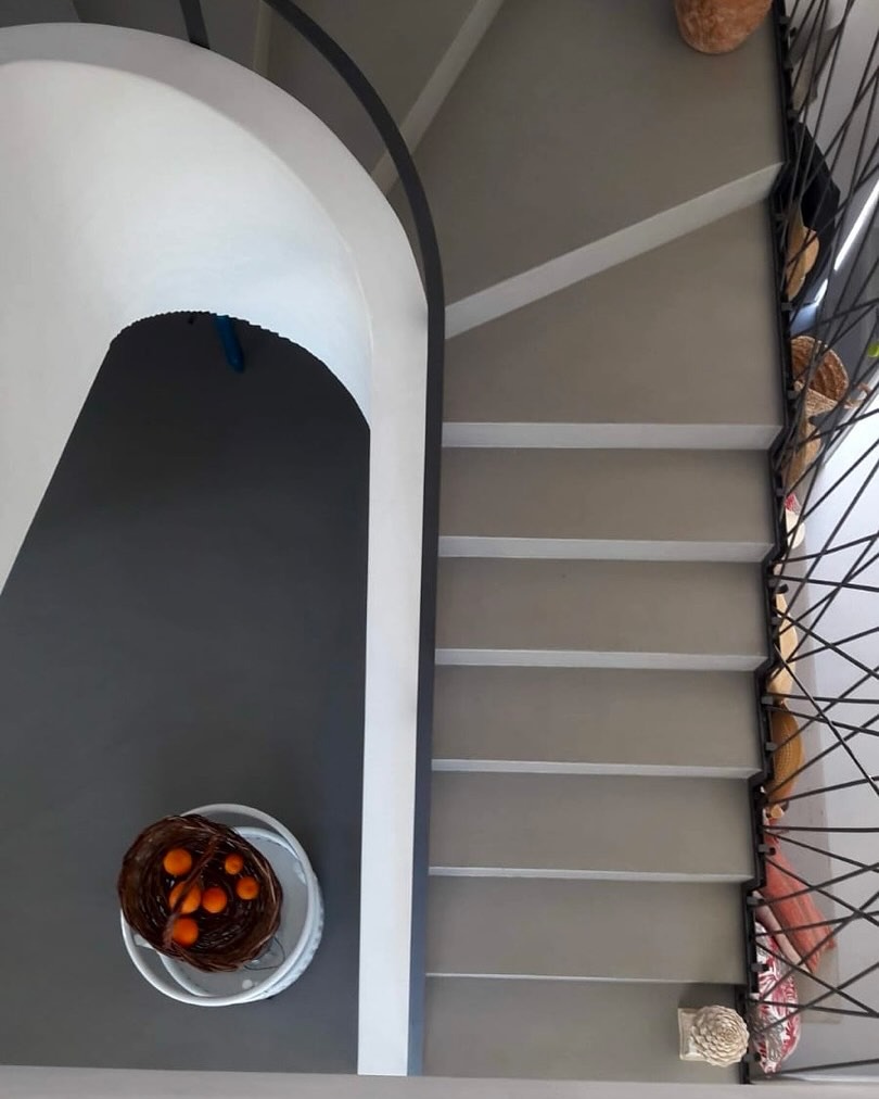 Modern staircase featuring a continuous, joint-free microcement surface.