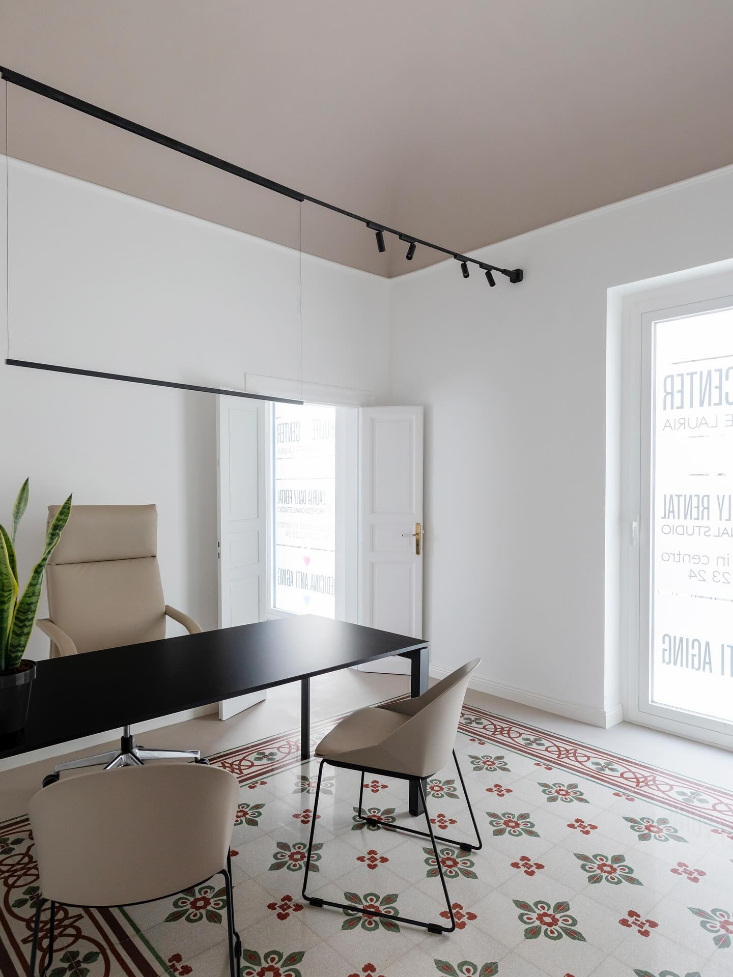 Bright workspace interior with large window, modern desk, and Diamond System flooring from Decora A&C.