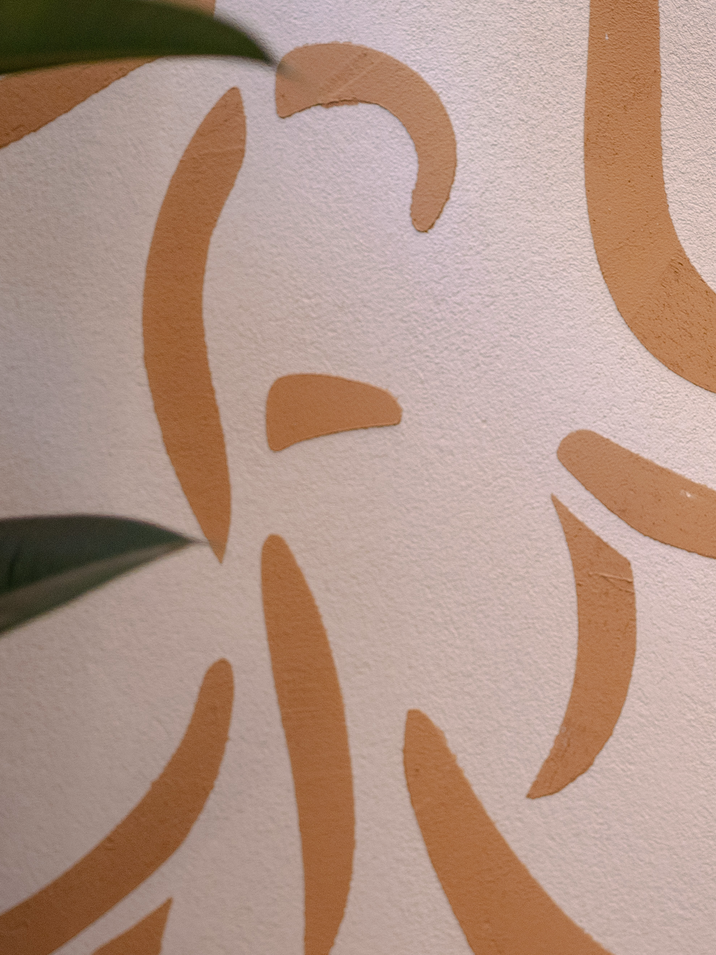 Decorative wall featuring INTOCALCE Fine/Medium Slaked Lime Mortar finish with breathable, antibacterial properties.