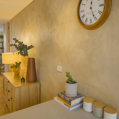 Hallway interior with Italian-inspired wall finished in Decora A&C’s NATURAL WAX and LIME FINISH TOPCOAT, offering a soft sheen and anti-dirt protection.